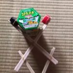 【高齢者（在宅介護）室内レクリエーション】ペットボトルキャップと割り箸と輪ゴムの手作りマジックハンドを使って『ロッテコアラのマーチの空き箱つかみゲーム』
