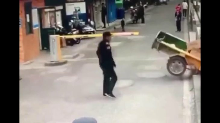 【衝撃映像】5歳の子供が運転したトゥクトゥクが暴走し橋に激突　中国/昆山　2019 年12 月13日