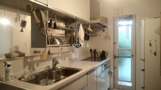 「 小さく暮らす 」  メイクの小道具一式 / 習慣の生まれ方 / ほどよき生活感と朝の日課 / 旅のち家時間